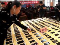 郑州打掉128个盗抢骗团伙 数百部手机现场发放