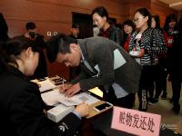 郑州打掉128个盗抢骗团伙 数百部手机现场发放