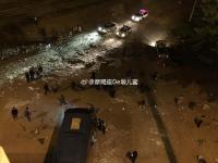 北京通州一大客车冲断护栏后坠桥