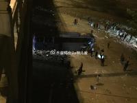 北京通州一大客车冲断护栏后坠桥