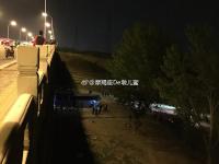 北京通州一大客车冲断护栏后坠桥