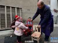 老人5年打出800个板凳 无偿捐赠福利院