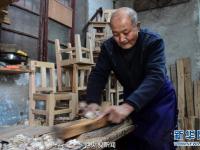 老人5年打出800个板凳 无偿捐赠福利院