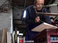 老人5年打出800个板凳 无偿捐赠福利院
