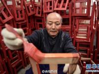 老人5年打出800个板凳 无偿捐赠福利院