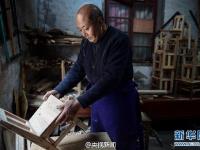 老人5年打出800个板凳 无偿捐赠福利院