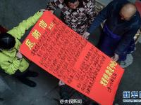 老人5年打出800个板凳 无偿捐赠福利院