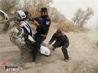 沙漠边缘民警骑摩托执行任务：“土得掉渣”