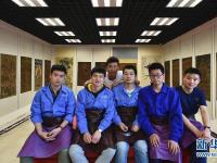 揭秘古画修复步骤 “90后”文物修复六兄弟