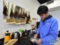揭秘古画修复步骤 “90后”文物修复六兄弟