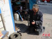 吉林“独指男”修车谋生十余载 被称“坚强哥”