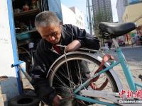 吉林“独指男”修车谋生十余载 被称“坚强哥”