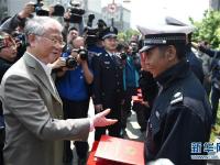 “网红”杭州协警接受表彰