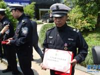 “网红”杭州协警接受表彰