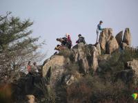 游客冒险爬上泰山悬崖峭壁自拍