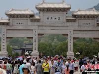 五一假期数万游客涌入少林寺 场面壮观