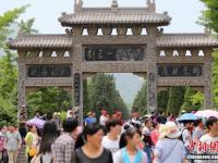 五一假期数万游客涌入少林寺 场面壮观