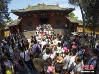 五一假期数万游客涌入少林寺 场面壮观