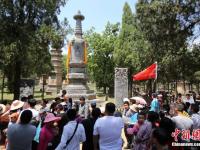 五一假期数万游客涌入少林寺 场面壮观