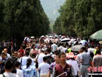 五一假期数万游客涌入少林寺 场面壮观