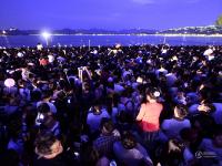 杭州音乐喷泉重新喷放 数万人挤爆西湖