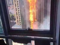 组图：南京一大厦失火烧至楼顶 几乎整栋楼燃烧