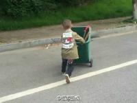 江西一6岁男孩帮妈妈做保洁 踮脚倒垃圾