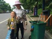 江西一6岁男孩帮妈妈做保洁 踮脚倒垃圾