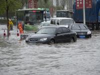长春暴雨 市政工人站排水口一天防止事故