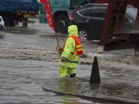 长春暴雨 市政工人站排水口一天防止事故