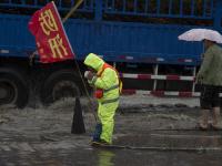 长春暴雨 市政工人站排水口一天防止事故