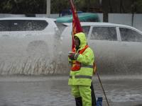 长春暴雨 市政工人站排水口一天防止事故