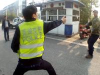 男子骑车违章遭查 使用铁链追打交警