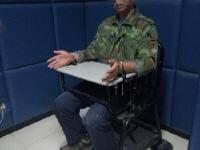 男子骑车违章遭查 使用铁链追打交警