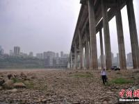 长江重庆段水位持续走低 大面积河床裸露
