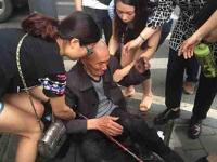 七旬老人摔倒街头 一群好心人都来帮他