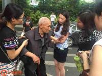 七旬老人摔倒街头 一群好心人都来帮他