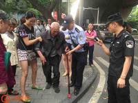七旬老人摔倒街头 一群好心人都来帮他
