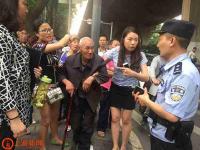 七旬老人摔倒街头 一群好心人都来帮他