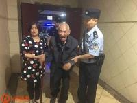 七旬老人摔倒街头 一群好心人都来帮他