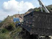 昆楚高速重型货车冲上自救匝道 车上4人全部死亡