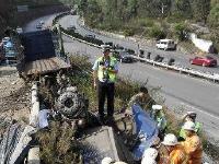 昆楚高速重型货车冲上自救匝道 车上4人全部死亡