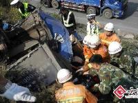昆楚高速重型货车冲上自救匝道 车上4人全部死亡