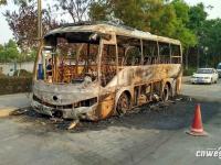 西安一中巴发生自燃瞬间烧毁 无人员伤亡
