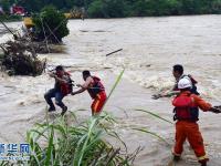 广西多地遭遇暴雨洪水袭击 消防用无人机参与救援