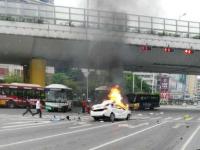 女司机误把油门当刹车 猛撞2辆公交后身亡
