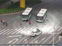 女司机误把油门当刹车 猛撞2辆公交后身亡