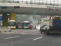 女司机误把油门当刹车 猛撞2辆公交后身亡