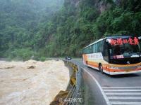 广西暴雨致多处道路塌方 百余名游客滞留