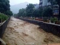 广西暴雨致多处道路塌方 百余名游客滞留